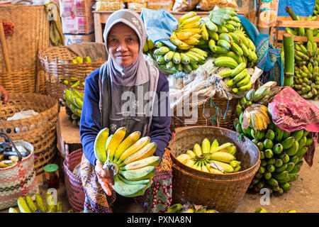 JAVA, INDONÉSIE - Le 18 décembre 2016 : femme vendant des bananes sur le marché local, le 18 décembre 2016 à Java en Indonésie Banque D'Images