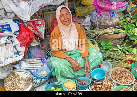 JAVA, INDONÉSIE - Le 18 décembre 2016 : femme vendant des légumes sur le marché de l'Indonésie Java 18 décembre 2016 Banque D'Images