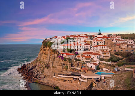 Village traditionnel portugais sur une falaise donnant sur l'océan en Praia das Maçãs De Mar, le Portugal au coucher du soleil Banque D'Images