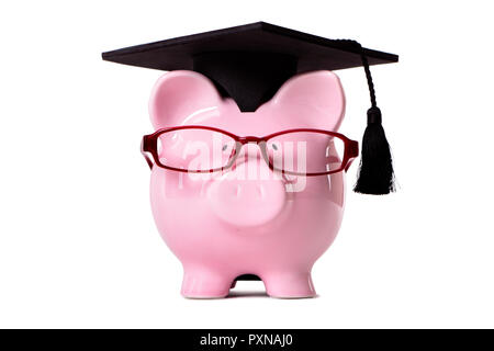 Pink piggy bank habillé comme un étudiant avec mortier et lunettes. Isolé sur blanc. Banque D'Images