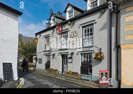 Le Red Lion Inn village pub maison publique à la fin de l'été Hawkshead Cumbria Angleterre Royaume-Uni Grande-Bretagne Banque D'Images