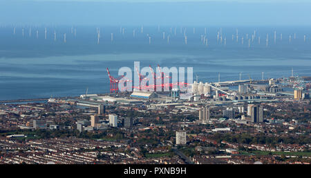 Une vue aérienne de la ville de Bootle Docks Seaforth vers les éoliennes en mer d'Irlande, Liverpool Banque D'Images