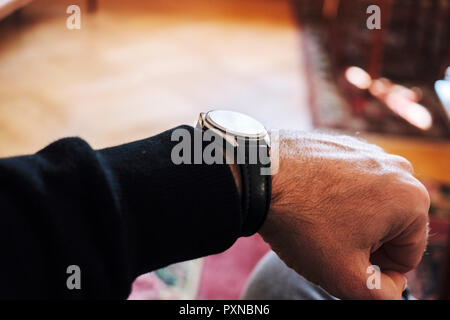 Montre-bracelet homme portant Banque D'Images