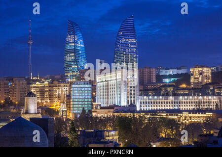 L'Azerbaïdjan, Bakou, high angle vue sur l'horizon avec la flamme Towers Banque D'Images