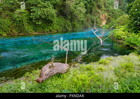 L'Albanie, Vlora County, près de Saranda, Syri i Kalter, karstique printemps 'Blue Eye" Banque D'Images