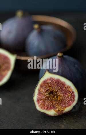 Figues fraîches entières et tranchées Banque D'Images