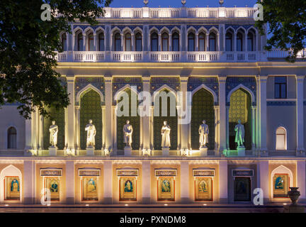 Le Musée de la littérature azerbaïdjanaise Nizami à Bakou, nommé d'après le grand poète Nizami Ganjavi épopée romantique. Les statues sont de célèbres écrivains azerbaïdjanais. L'Azerbaïdjan Banque D'Images