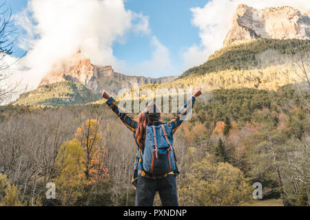 L'Espagne, parc national Ordesa y Monte Perdido, vue arrière de happy woman with backpack looking at view Banque D'Images