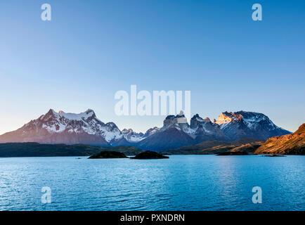 Vue sur le Lac Pehoe vers Paine Grande et Cuernos del Paine, coucher du soleil, Parc National Torres del Paine, Patagonie, Chili Banque D'Images