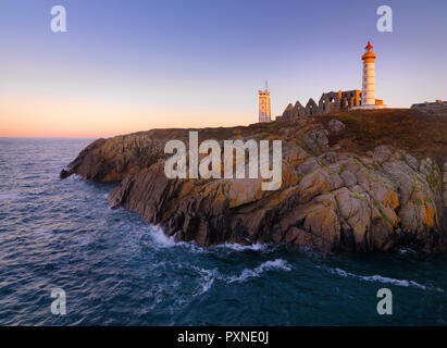 France, Bretagne, Finistère, Pointe Saint Mathieu, Saint Mathieu phare à l'aube Banque D'Images