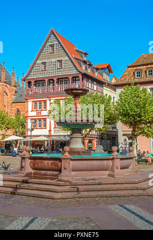 Fontaine avec Restaurant à Marktplatz, Neustadt an der Deutsche WeinstraÃŸe WeinstraÃŸe, Rhénanie-Palatinat, Allemagne Banque D'Images
