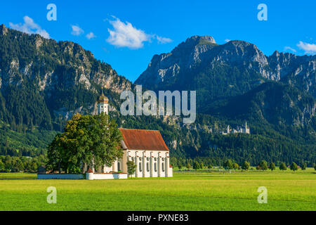 Eglise Saint Coloman avec le château de Neuschwanstein et SÃ¤uling mountain, Schwangau, Bavière, Allemagne Banque D'Images