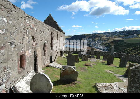 L'Aberdeenshire, Ecosse : 14 août 2018 - L'ancienne église en ruine de Saint Jean sur la falaise au-dessus de Gardenstown, Aberdeenshire, Ecosse avec la baie et v Banque D'Images