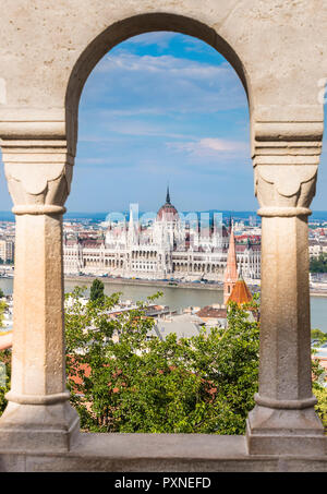 Vue sur le Danube et le Parlement hongrois de l'arches de Fisherman's Bastion, Budapest, Hongrie Banque D'Images