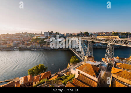 Le Portugal, Norte, Porto (Porto). Pont Dom Luis I et du fleuve Douro, au coucher du soleil. Banque D'Images