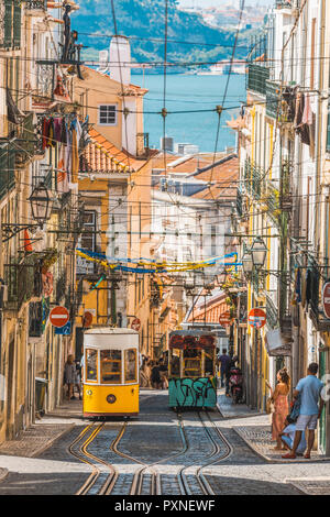 Portugal, Lisbonne. Le célèbre funiculaire Elevador da Bica. Banque D'Images