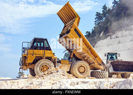 Dump Truck pelle avec dans la carrière de marbre. Thassos, Grèce Banque D'Images