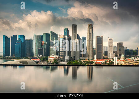 Piscine à débordement et financial district skyline, Singapour Banque D'Images
