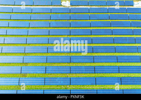 Vue aérienne de l'installation photovoltaïque Banque D'Images