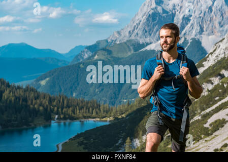 Autriche, Tyrol, jeune homme randonnée dans le maountains au lac Seebensee Banque D'Images