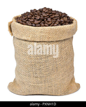 Les grains de café torréfiés dans un sac de jute. Sac sac avec les grains de café, isolé sur fond blanc. L'exportation du café. Banque D'Images