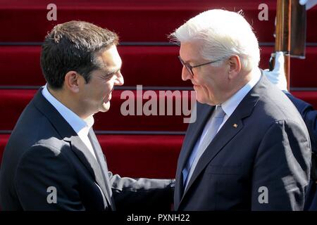 Le Premier ministre grec Alexis Tsipras, gauche, se félicite le Président allemand Frank-Walter Steinmeier, avant leur réunion à Athènes. Steinmeier est en Grèce Banque D'Images