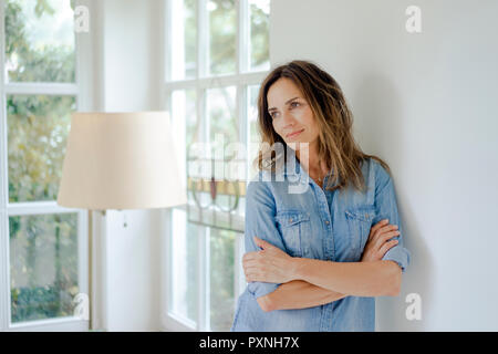 Portrait of smiling mature woman at home Banque D'Images