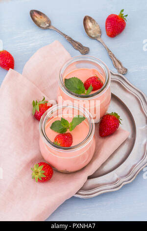Deux verres de bagatelle aux fraises avec crème au mascarpone et Amarettini Banque D'Images