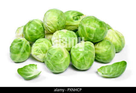 Délicieux choux de Bruxelles, isolé sur fond blanc. Chou frais légumes. Banque D'Images