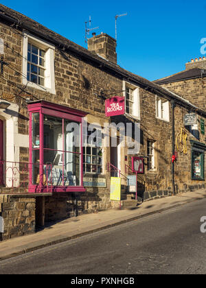 Les salons de thé dans le vieux magasins sur la rue principale à North Yorkshire Angleterre Campsites Canet-en-Roussillon Banque D'Images