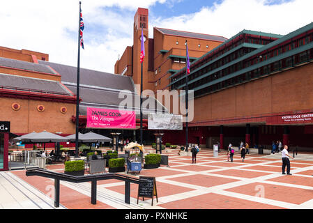 La cour extérieure principale de la British Library avec les gens marcher vers et à partir de l'entrée, London, UK Banque D'Images