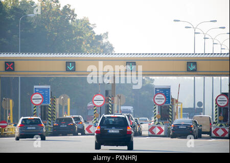 La gare de péage sur l'autoroute A1 Autostrada (autoroute Orange appelé Bursztynowa) à Nowa Wies, Pologne. 12 octobre 2018 © Wojciech Strozyk / Alamy Stock P Banque D'Images