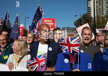 Chuka Umunna député travailliste et conservateur MP Anna Soubry inscrivez-vous le vote du peuple de mars pour l'avenir le 20 octobre 2018 à Londres, Royaume-Uni. Plus de 500 000 personnes ont marché sur le Parlement pour exiger leur voix démocratique d'être entendu dans le cadre d'une manifestation présentée comme la manifestation la plus importante d'une génération. Comme la date de la UK's Brexit en provenance de l'Union européenne, les manifestants se sont réunis à leurs dizaines de milliers de dirigeants politiques prendre connaissance et de donner à l'opinion publique britannique un vote final sur l'affaire. Brexit Banque D'Images