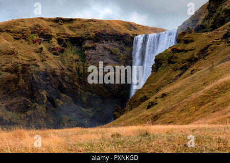 La puissante SkÃ³gafoss cascade bordée en couleurs d'automne. Légende islandaise, l'Ãžrasi ÃžÃ³rÃ³lfsson Colon Viking, hid, un coffre rempli de rendez-vous Banque D'Images