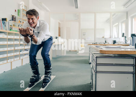 Businessman in office ski Banque D'Images