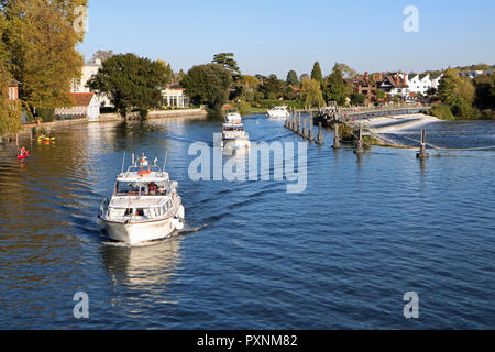 Une vue de bateaux de rivière sur la Tamise à partir de Marlow Bridge Banque D'Images