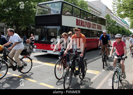 Un tour de ville bus n'est pas la seule façon d'obtenir autour et voir la ville allemande de Berlin comme ces cyclistes vont témoigner. Banque D'Images