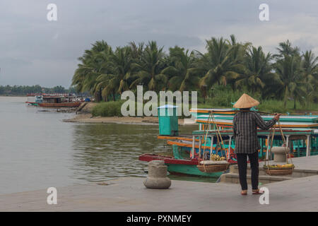 La vente traditionnelle dame à la berge, dans Hoi An, Vietnam Banque D'Images