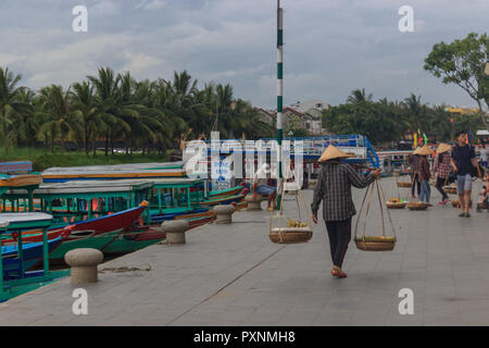 La vente traditionnelle dame à la berge, dans Hoi An, Vietnam Banque D'Images