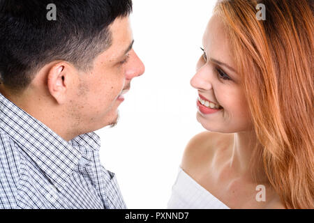 Young Hispanic couple souriant et regardant mutuellement dans l'amour Banque D'Images