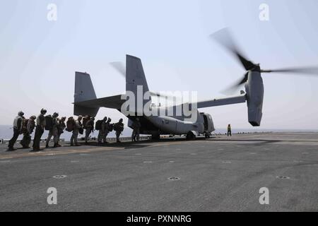 6 U.S. 5ÈME ZONE DES OPÉRATIONS DE LA FLOTTE (18 juin 2017) marins et soldats se préparent à se lancer dans une MV-22 Osprey avion sur le pont d'envol du navire d'assaut amphibie USS Bataan (DG 5). Bataan et son groupe de prêt sont déployés dans la zone 5e flotte américaine des opérations à l'appui d'opérations de sécurité maritime visant à rassurer les alliés et les partenaires, et de préserver la liberté de navigation et la libre circulation du commerce dans la région. Banque D'Images