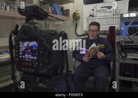 Océan Pacifique 2 (11 juin 2017) Le lieutenant J.G. Mark Witherspoon, de Portland, Ore., participe à l'Organisation par programme de lecture à bord de la classe Arleigh Burke destroyer lance-missiles USS Howard (DDG 83). Howard est en cours dans le cadre du Groupe aéronaval Nimitz en fonction d'un programme de déploiement de l'ouest du Pacifique et l'Océan Indien. Banque D'Images