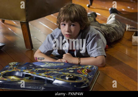 Zathura - Ein Abenteuer im Weltraum aka. Zathura : une aventure spatiale, 2005 Regie : Jon Favreau, Danny (JONAH BOBO) joue le jeu de Zathura. Banque D'Images