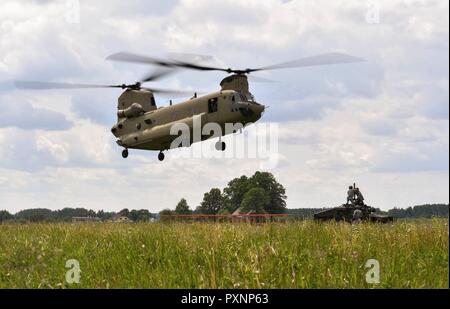 L'Armée américaine Un hélicoptère CH-47 Chinook se dirige vers aviateurs affecté à la 435ème Groupe d'intervention d'urgence, Base aérienne de Ramstein, en Allemagne, au cours de l'effort de grève 17 Sabre à Lielvarde Air Base, Lettonie, 10 juin 2017. La 435ème CRG a travaillé aux côtés d'aviateurs de l'armée américaine et les membres militaires de l'OTAN tout au long de l'exercice. Grève de sabre 17 continue d'augmenter les capacités des nations participantes de réaliser une gamme complète d'opérations militaires. Banque D'Images