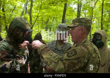 Lieutenant-colonel Jack Morgan et le sergent. Steven Rudometkin, une formation dans la réserve de la Force sergent Wolf, inspecter la posture de protection axé sur la Mission portée par un Cadet de vitesse avant d'entrer dans la chambre à gaz à Fort Knox, Ky. Le 4 juin 2017. Un agent chimique, Lieutenant-colonel Morgan, enseigne la science militaire à la Western Michigan University. La réserve de l'armée a accru son rôle dans la direction d'adhésions pour toutes les composantes de l'Army- service actif, de la Réserve et de la Garde nationale afin de répondre à la demande future pour les dirigeants. America's Army Réserver génère des unités et des soldats prêts au combat pour le bras Banque D'Images