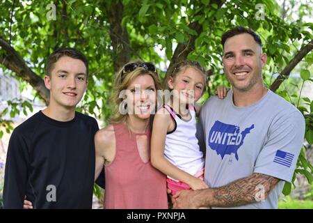 Tech. Le Sgt. Christopher D'Angelo, à droite, un gestionnaire de l'installation d'alerte missiles avec le 490th Escadron de missiles, Malmstrom Air Force Base, au Montana, pose pour une photo avec sa femme, Chanda, fils, fille, Jace et Brittyn à leur domicile, à Great Falls, au Montana, le 7 juin 2017. D'Angelo a reçu un diagnostic de trouble de stress post-traumatique après qu'il a été blessé par un engin explosif improvisé le 15 janvier 2008. Il a dit que sa femme a été très favorable avec l'aidant à faire face à son SSPT. Banque D'Images