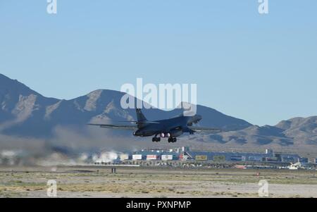 Un B-1B Lancer décolle à Nellis Air Force Base, Nevada, 14 juin, 2017. Dyess B-1, ainsi que les aéronefs affectés aux bases de l'Armée de l'air à travers le monde, passent environ 4 semaines à Nellis en armes l'intégration, qui est un événement à un capstone cinq mois et demi de cours pilotes de l'Armée de l'air devenir officiers système d'armes. Banque D'Images