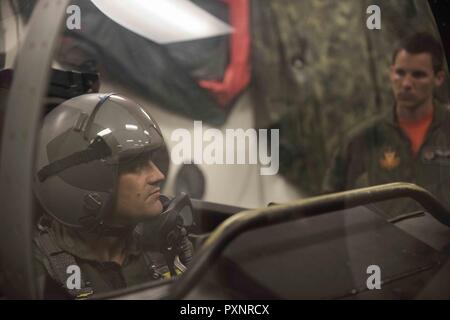 Vice-président Buster Gibson de l'Shoshone-Paiute tribus de la vallée de canard Indian Reservation obtient la formation pour son vol d'orientation, le 16 juin 2017, à Mountain Home Air Force Base, Texas. Gibson est assis dans le cockpit de simulation pour obtenir un sentir pour la façon dont le vol sera effective. Banque D'Images