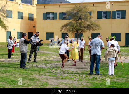 Rieldancers traditionnels sud-africains d'être filmé au château de Bonne Espérance au Cap. Banque D'Images