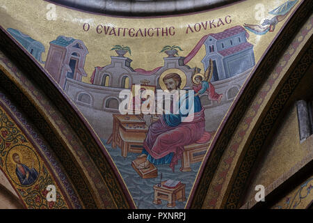 Mosaïque représentant Saint Luc l'Évangéliste dans un contrefort sous le dôme de Catholicum Catholicon ou chambre à l'église Saint-Sépulcre à Jérusalem Israël Banque D'Images